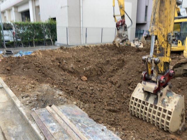 地下ピット解体盛土作業工事(神奈川県大和市南林間)前の様子です。